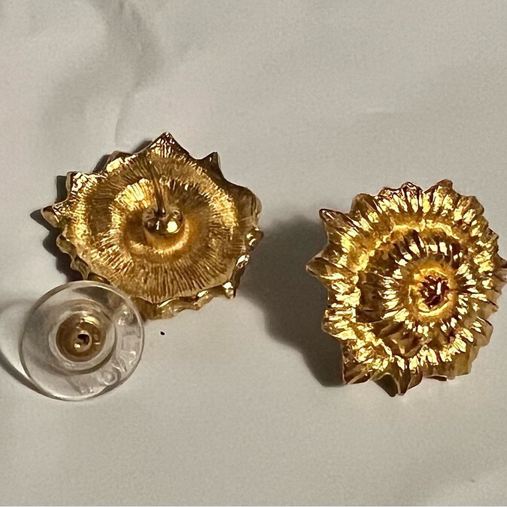 Vintage Monet Gold Tone Floral earrings - Picture 2 of 5